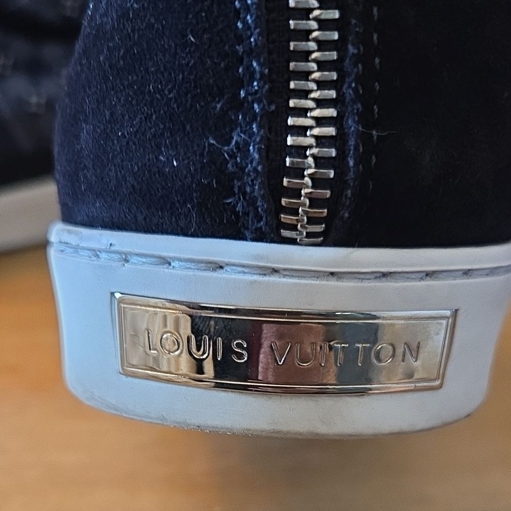 Louis Vuitton Black Leather Detail - Picture 10 of 10